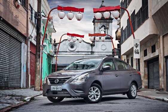 NISSAN Versa 1.6 16V SL 2015
