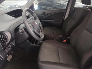 Foto 5 - Toyota Etios Hatch Etios 1.3 X automático