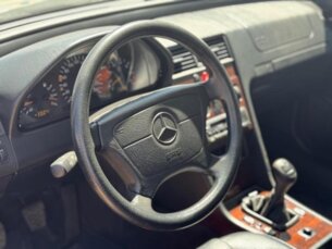 Foto 5 - Mercedes-Benz Classe C C 180 Elegance 1.8 manual