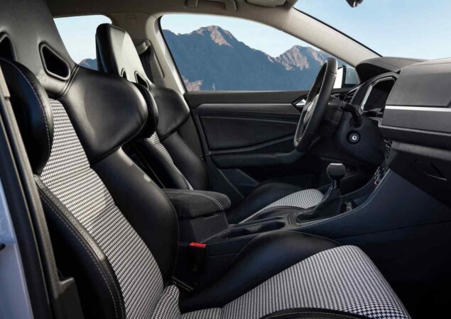 Interior tem bancos Recaro