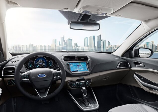 Interior lembra o do Ford Ka