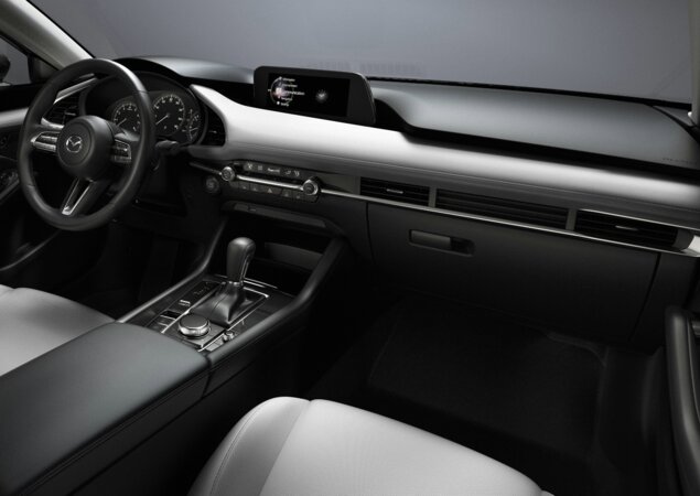 Interior traz materiais nobres e muito couro