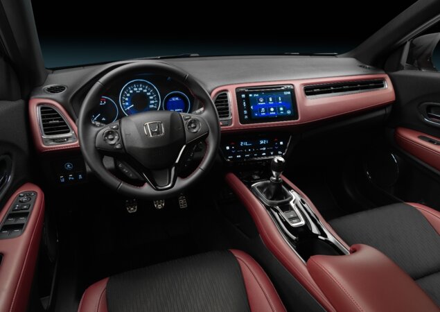 Interior tem detalhes em vermelho