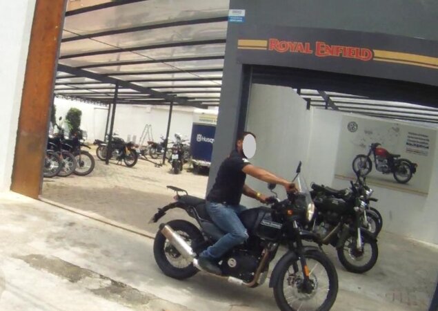 Royal Enfield Himalayan foi flagrada chegando na oficina da marca em São Paulo (SP)