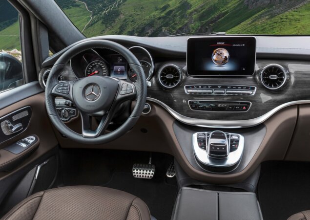 Interior segue o estilo e a sofisticação padrão dos Mercedes