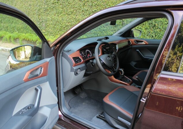 Interior com couro e acabamento marrom é opcional