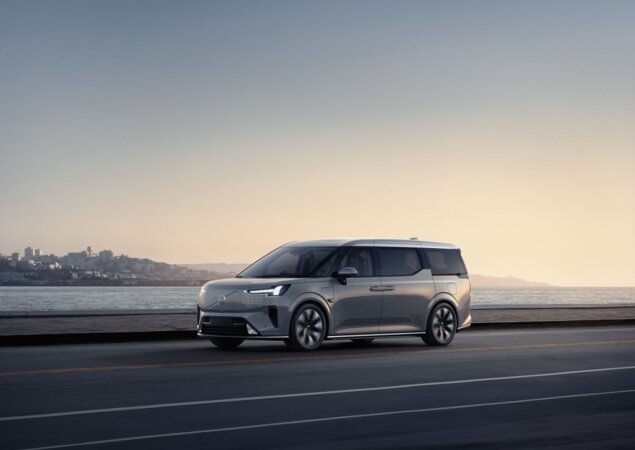 Lateral da Minivan Volvo EM90