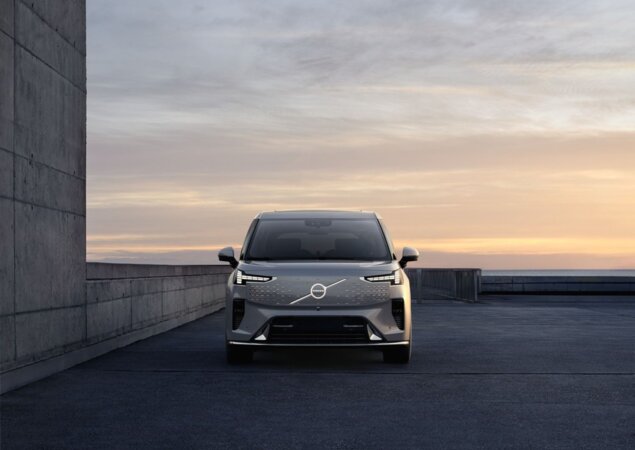 Frente da Minivan Volvo EM90