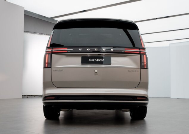 Traseira da Minivan Volvo EM90