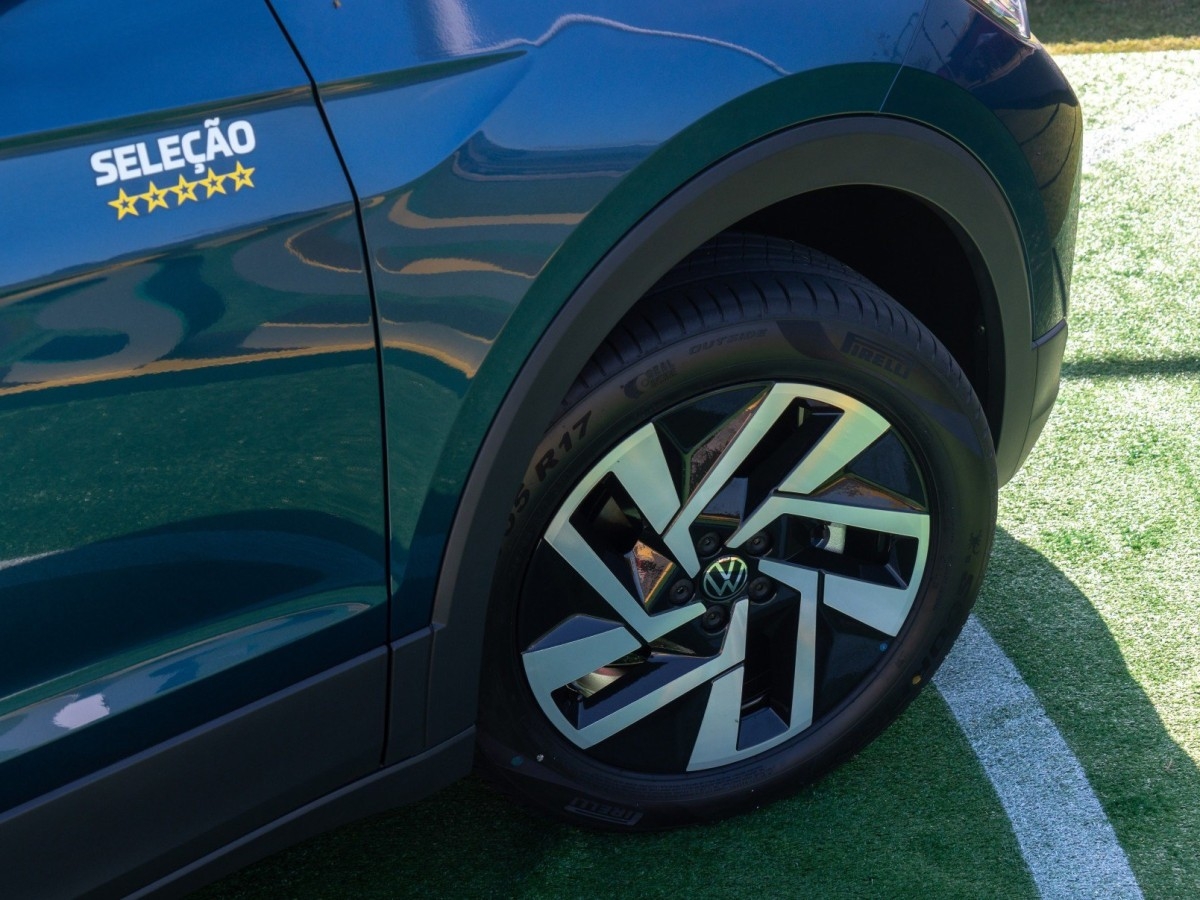 Além da decoração externa, os pneus são Pirelli com tecnologia Seal Inside