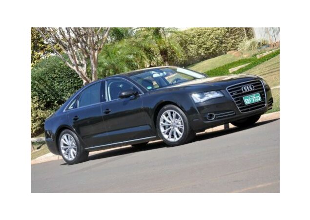Audi A8 se destaca pelo luxo oferecido a passageiros e condutor