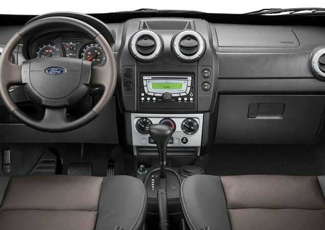 Interior lembra o do Fiesta, mas tem desenho exclusivo