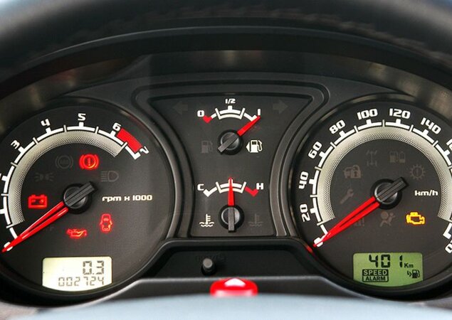 Painel de instrumentos é completo no Ford EcoSport