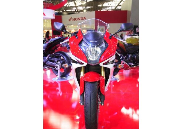 Honda CBR 600F, versão carenada da Hornet