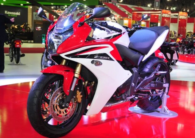 Honda CBR 600F, versão carenada da Hornet