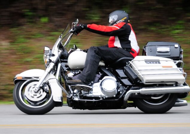 Viajar com a Road King é prazeroso. Mas fazer escolta na cidade não deve ser fácil para os policiais