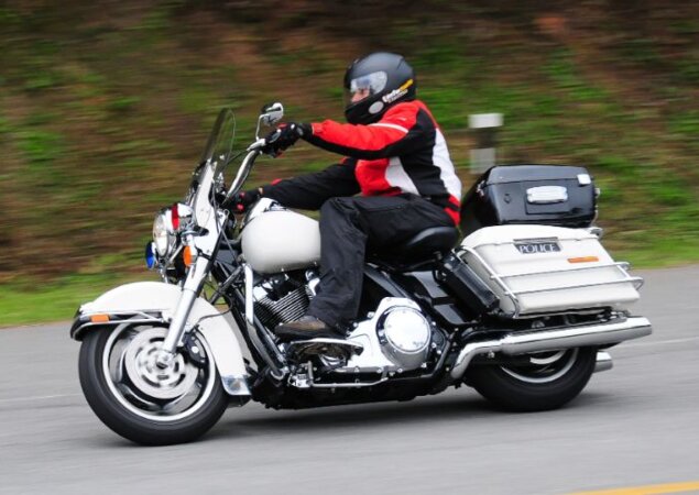 Com as pedaleiras posicionadas a frente, a Road King é uma legítima estradeira