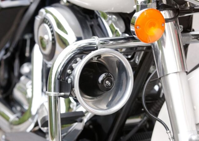 A sirene é tão forte que um aviso alerta o motociclista para que só ligue com protetor auricular