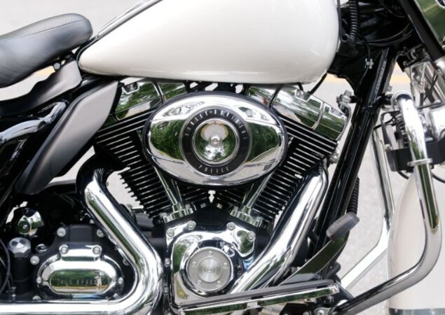 O motor que equipa a Road King Police é o Twin Cam 103 refrigerado a ar e com 1.690 cm³
