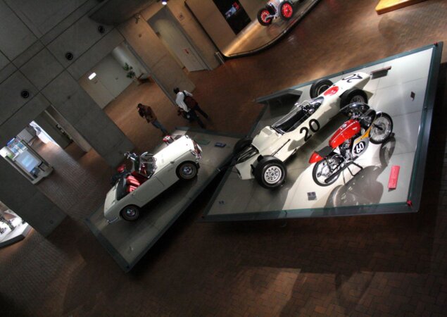 Vista do lobby do Honda Collection Hall em Motegi, Japão