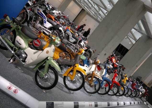 O segundo andar é dedicado às motos e carros produzidos em série, como as CUBs