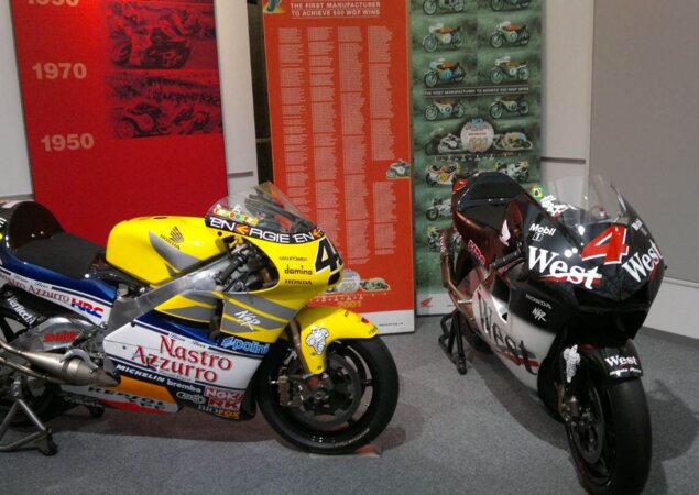 A Honda NSR 500 de Valentino Rossi (46) e Alex Barros (4)