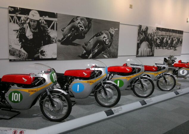 No museu da Honda, há motos de outras marcas para contar a evolução da motocicleta