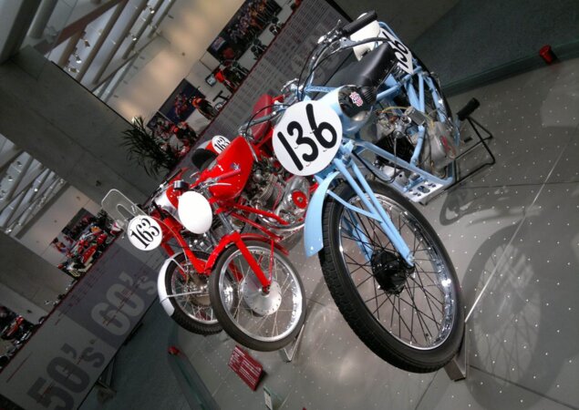 No 3º andar, onde estão as motos de competição, a Honda R 125, numeral 136, que competiu no Brasil