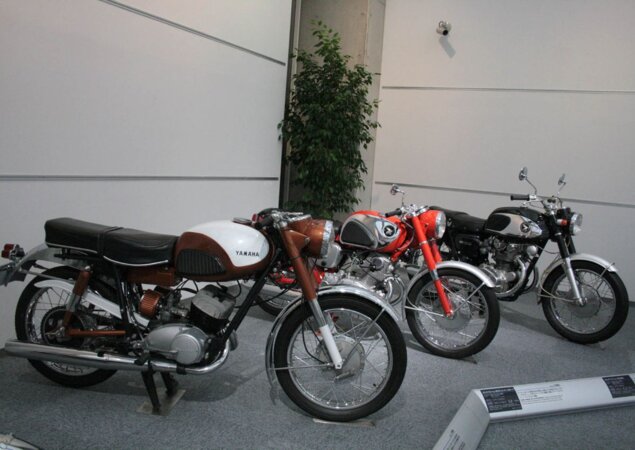 Em primeiro plano, a Yamaha 250S YD-1 (1959) rival da CB 72, em segundo plano