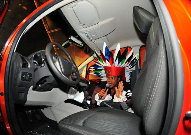 Carlinhos Brown apresenta o carro