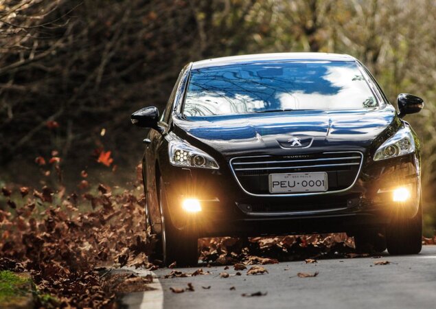 Levantar folha? Só com embalo. Apesar de ser eficiente, o carro pesa 1.410 kg