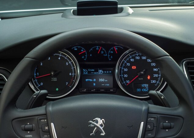 O Peugeot 508 possui visor que projeta as informações do carro