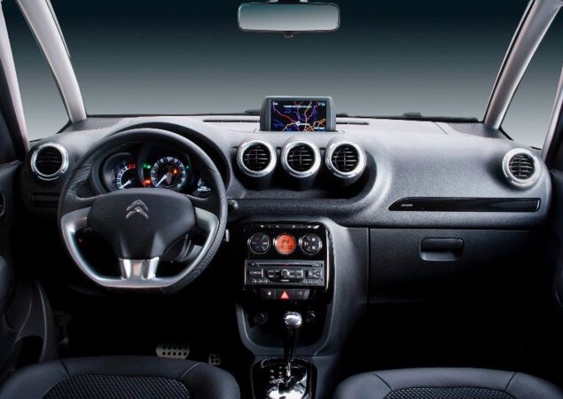 Por dentro, a novidade é a adição de ABS e airbags na versão básica GLX BVM