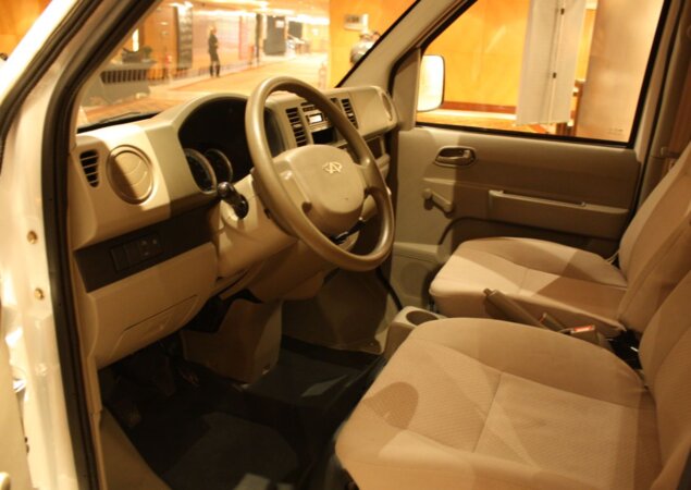 Interior dos modelos Rely Pick-Up é simples, mas conta com direção hidráulica e ar-condicionado de série