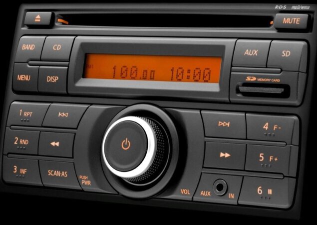 Rádio com conectividade via Bluetooth é a novidade do Versa SL, modelo mais completo