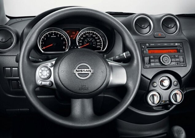 Na configuração topo de gama SL, o volante possui comandos para o rádio