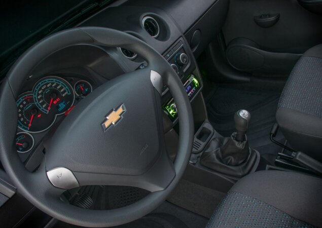O volante de três raios é novo e serve para acomodar o airbag do motorista
