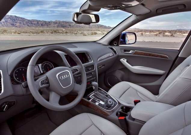 Interior do Q5 Ambition traz sistema de áudio com conexão bluetooth e volante esportivo em couro  
