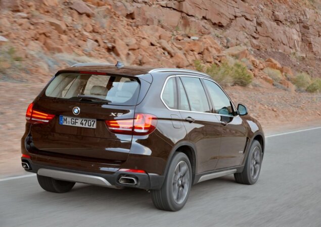 Motorizações são 3.0 a gasolina, 3.0 a diesel e 4.4 V8 a gasolina