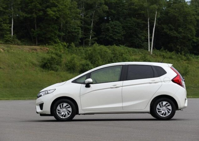 O perfil do carro está mais pronunciado, as lanternas traseiras estão mais verticais e a frente lembra o CR-V