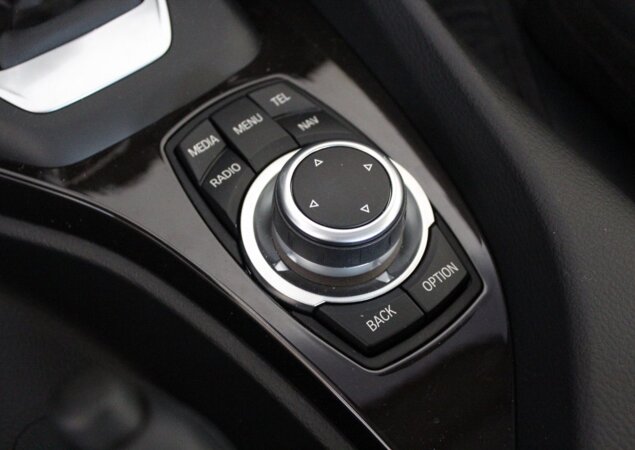 Comandos do carro são controlados por meio de um botão no console