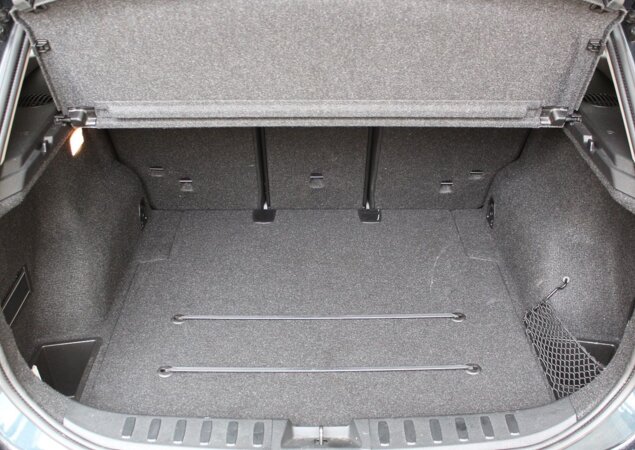 Porta-malas do X1 carrega 420 litros