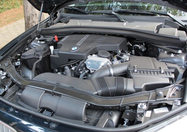 X1 sDrive20i tem motor de quatro cilindros e 186 cv de potência