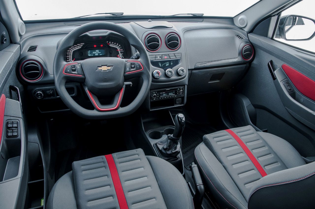 Por dentro, o Agile Effect tem detalhes em vermelho