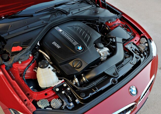 Motor é o mesmo do M135i: 3.0 biturbo de 326 cv