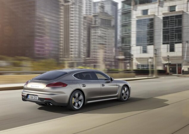 A Porsche também vai oferecer a versão Exclusive, com entreeixos 15 cm maior, para privilegiar quem viaja nos bancos traseiros