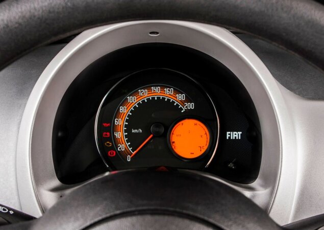 Conta-giros e marcador de temperatura entre os mostradores