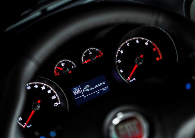 Sedã terá sistema multimídia Blue&Me e volante multifuncional