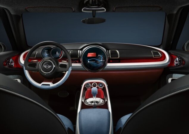 Interior com aspecto futurista e tela multimídia touchscreen