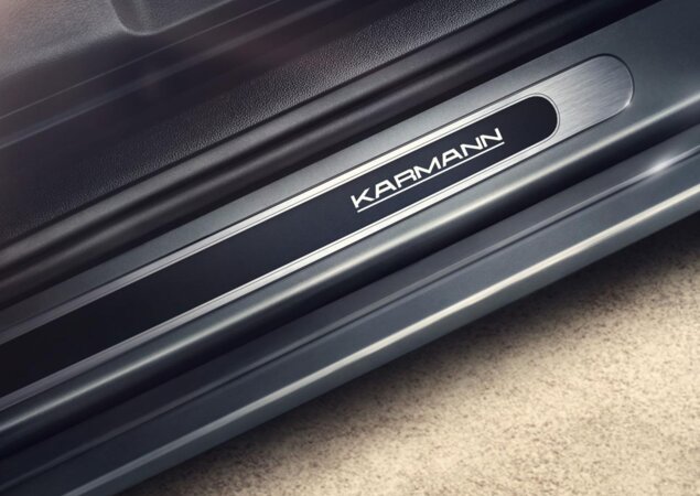 E também pelos logos da Karmann na carroceria